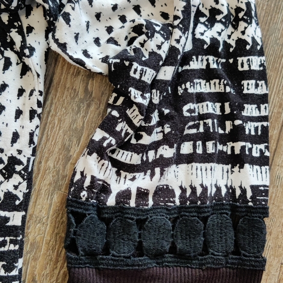 Cato Top - Picture 2 of 3